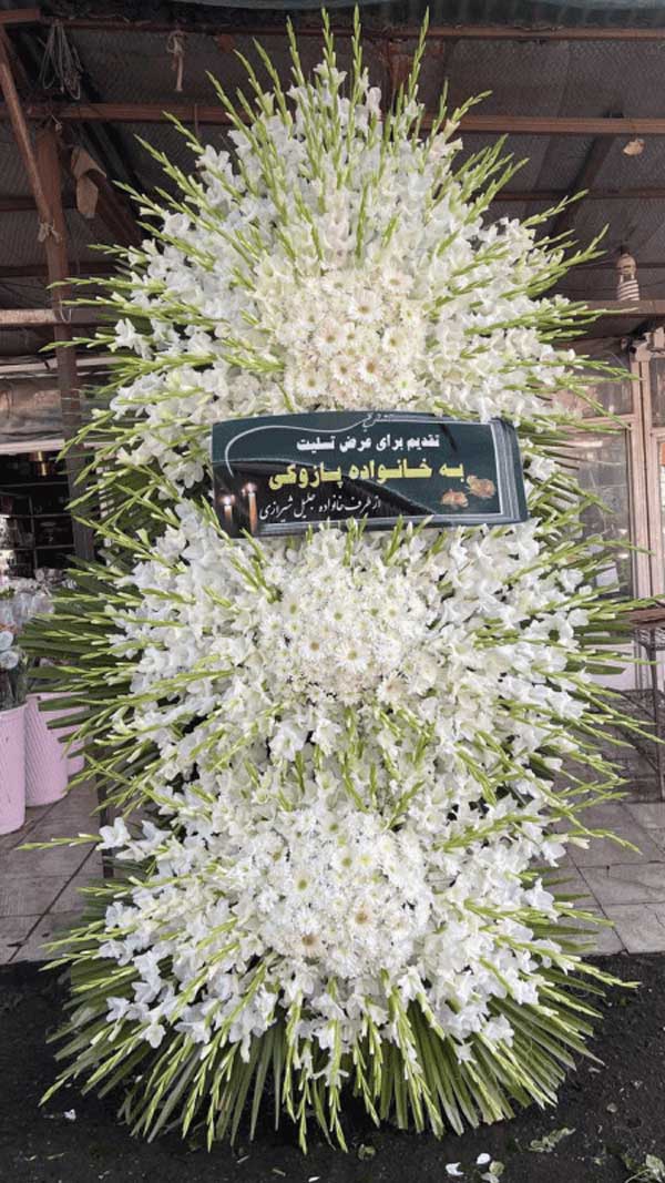 تاج گل ترحیم سه طبقه رز تاج گل ترحیم سه طبقه رز